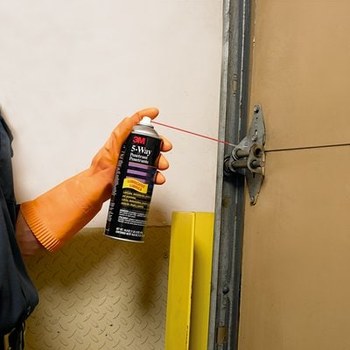 3M 5-Way Amber Penetrating Lubricant - 24 oz Aerosol Can - 16.8 oz Net Weight - 21305