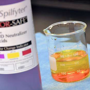 Spilfyter Grab & Go 7 gal Acid and Base Neutralizing Bucket Spill Kit - 810042-42259